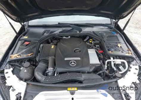 2015 Mercedes-Benz C 300 Luxury 4Matic z USA, uszkodzony, nr VIN 55SWF4KB6FU042101